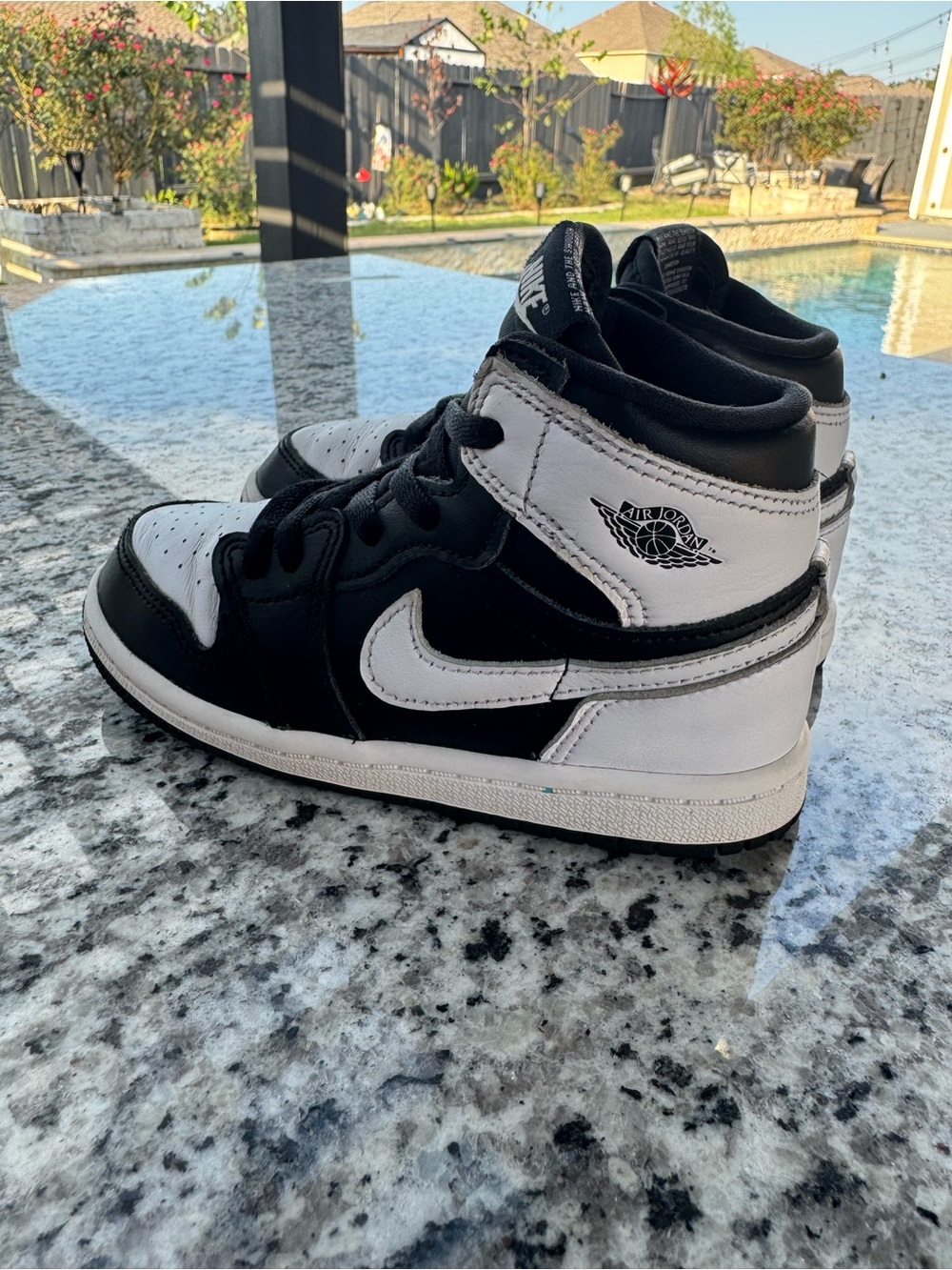 Jordan 1 Mid Kids Basketball Shoes - Black & White size 10C